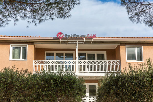 07 - Best Western Plus Hyeres Cote d'Azur entree exterieur batisse batiment