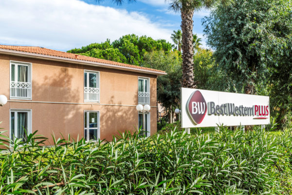 08 - Best Western Plus Hyeres Cote d'Azur entree exterieur batisse batiment