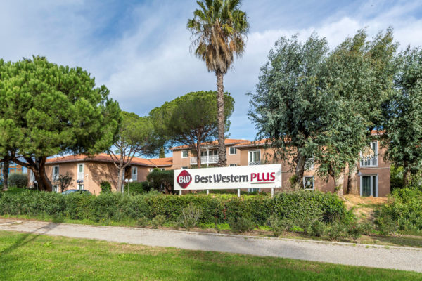 09 - Best Western Plus Hyeres Cote d'Azur entree exterieur batisse batiment