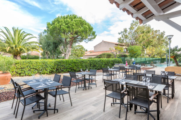 11 - Best Western Plus Hyeres Cote d'Azur terrasse restaurant jardin patio lounge exterieur vegetation piscine