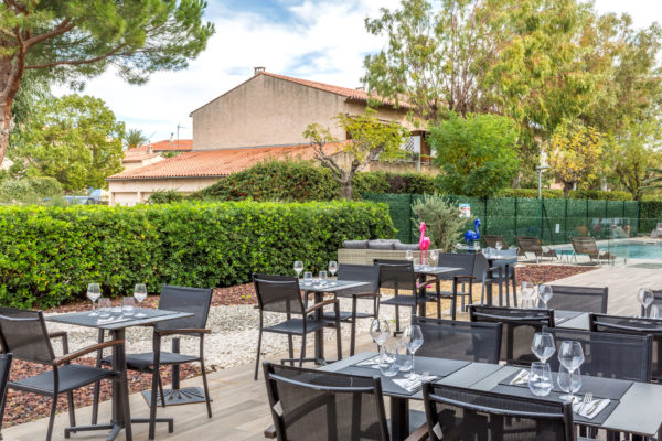 12 - Best Western Plus Hyeres Cote d'Azur terrasse restaurant jardin patio lounge exterieur vegetation piscine