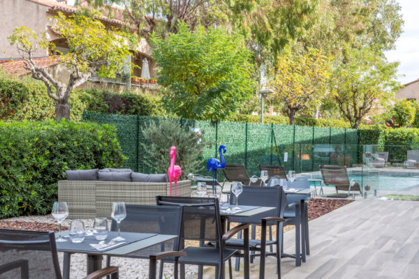 14 - Best Western Plus Hyeres Cote d'Azur terrasse restaurant jardin patio lounge exterieur vegetation piscine