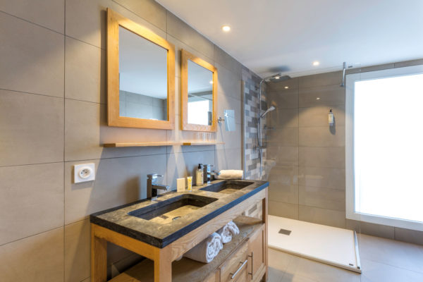 22 - Best Western Plus Hyeres Cote d'Azur chambre deluxe salle de bain double douche italienne