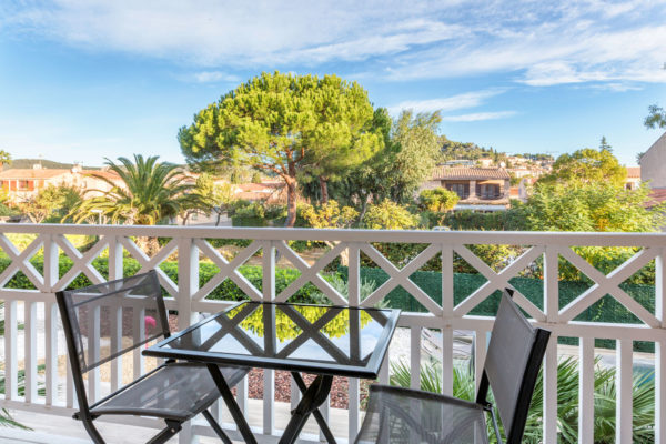 23 - Best Western Plus Hyeres Cote d'Azur chambre deluxe balcon prive vue piscine jardin montagne var provence