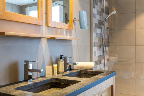 24 - Best Western Plus Hyeres Cote d'Azur chambre deluxe salle de bain double douche italienne