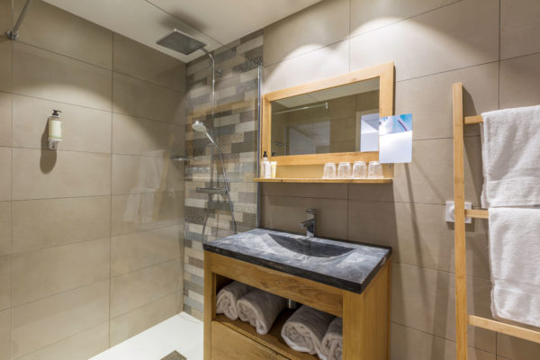 30 - Best Western Plus Hyeres Cote d'Azur salle de bain douche italienne deluxe superieure classique