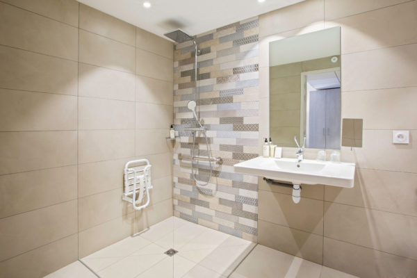 32 - Best Western Plus Hyeres Cote d'Azur chambre accessible handicap pmr salle de bain