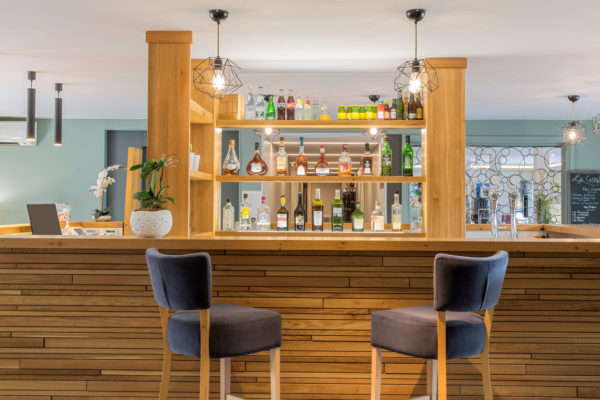 43 - Best Western Plus Hyeres Cote d'Azur lobby reception accueil comptoir bar lounge salon details decoration