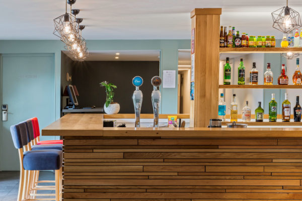 44 - Best Western Plus Hyeres Cote d'Azur lobby reception accueil comptoir bar lounge salon details decoration